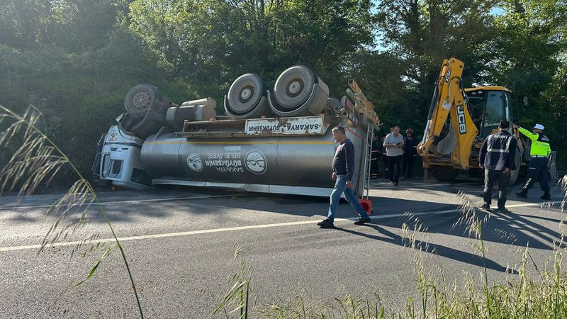 Sakarya'da devrilen tankerde sıkışan sürücü öldü
