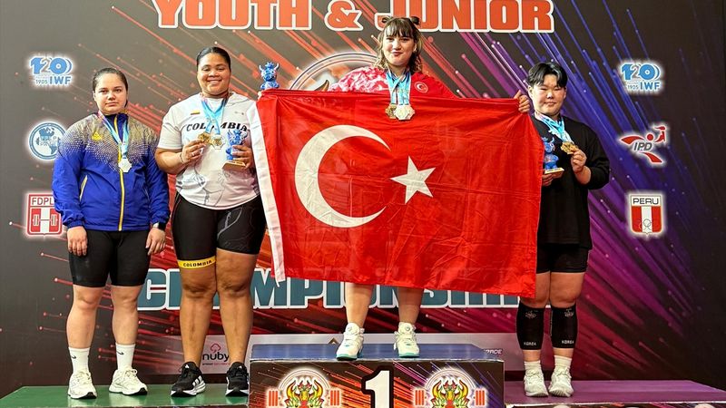 Milli halterci Fatmagül Çevik, gençler dünya şampiyonu oldu