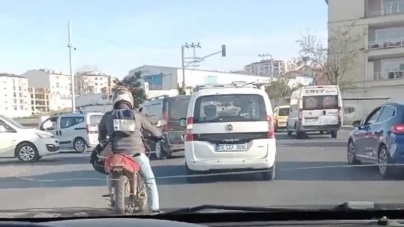 Tekirdağ'da motosiklet sürücüsü yerinden çıkan plakayı sırtına taktı