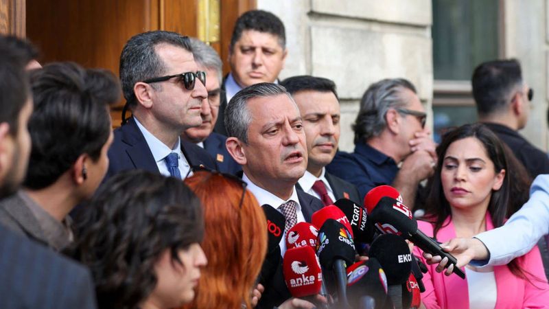 Özgür Özel: CHP'li belediyeler sokak hayvanları yasasını uygulamayacak