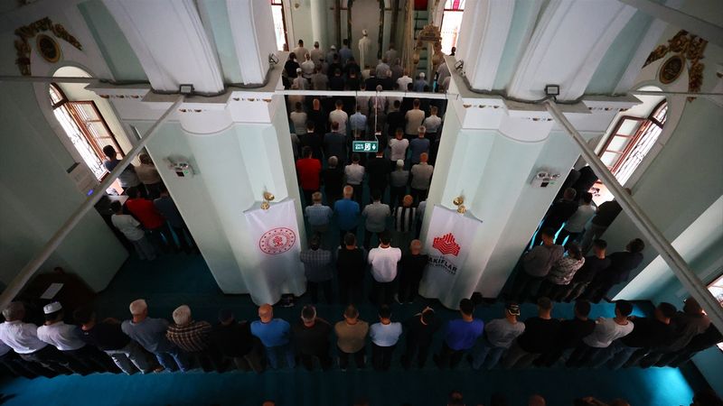 Asırlık Kemeraltı Camisi, İzmir depreminin ardından yeniden ibadete açıldı
