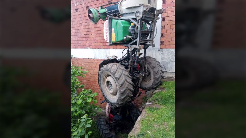 Sakarya'da kullanmaya çalıştığı traktörün altında kalan çocuk can verdi