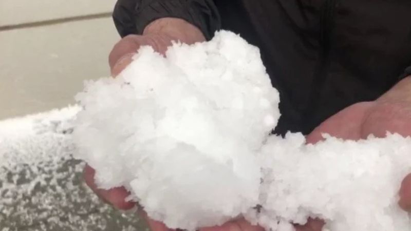 Kars'ta dolu yağışı etrafı beyaza bürüdü