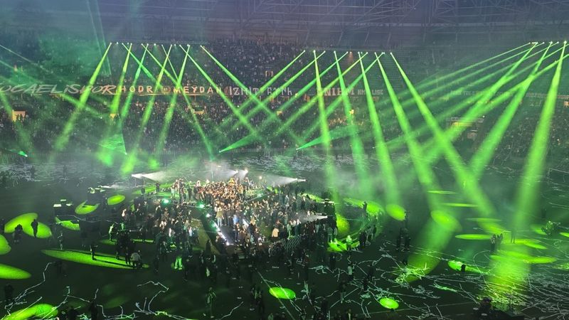 Şampiyon Kocaelispor kupasını taraftarı önünde kaldırdı