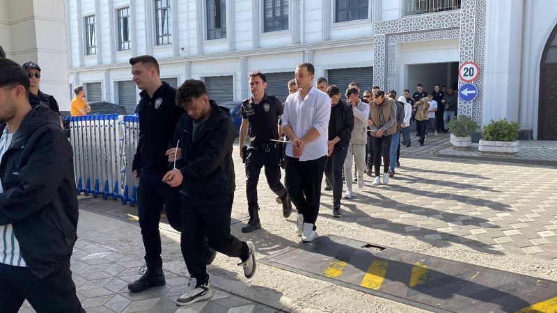 Kocaeli'de sahte araç kiralama sitesiyle 122 kişiyi dolandıran şüpheliler tutuklandı