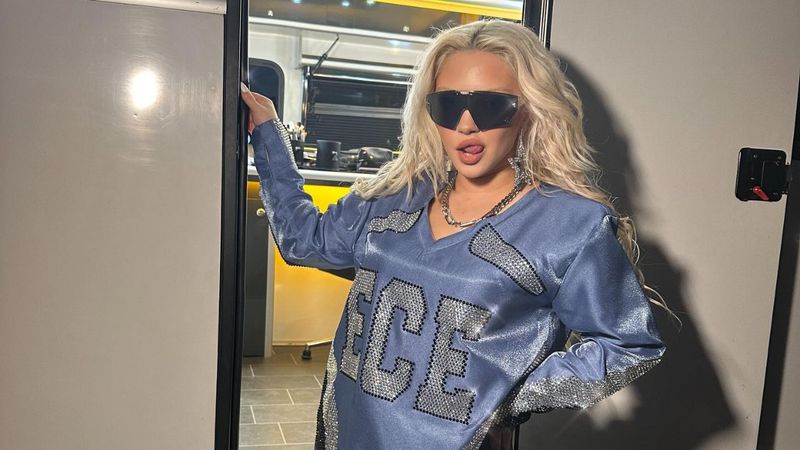 Depremde ödülleri kırılmıştı! Şarkıcı Ece Seçkin'i mutlu eden jest