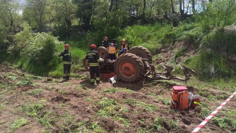 Konya'da devrilen traktörün altında kalan genç can verdi