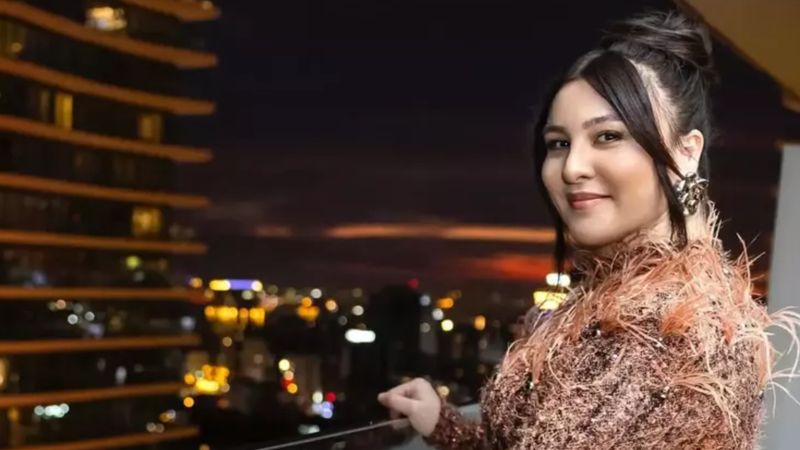 Komedyen Yasemin Sakallıoğlu'nun 12 kiloluk kıyafeti gündem oldu