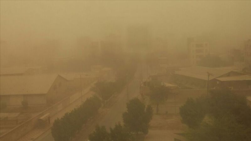 İran'da kum fırtınası: Okullar tatil edildi