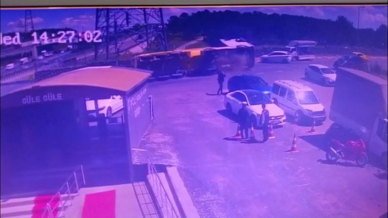 Sultanbeyli’de hafriyat kamyonu, otomobilin üzerine devrildi