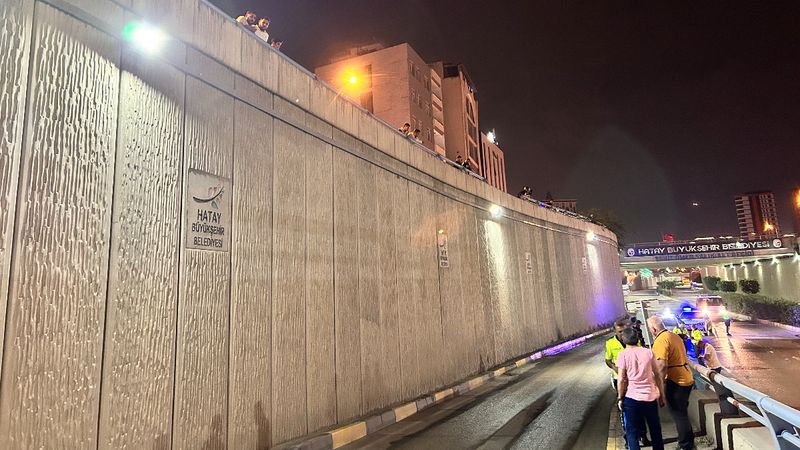 Hatay'da alt geçitte yaşanan kazayı film gibi izlediler