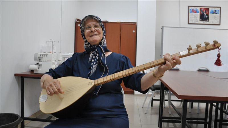 Eskişehirli Sevim teyze, çocukluk hayali olan bağlama çalmayı öğrendi