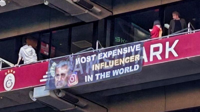 Galatasaray tribünlerinden Jose Mourinho'ya gönderme