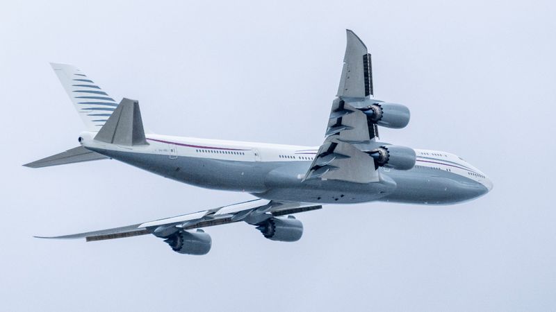 Donald Trump’ın Katar’dan aldığı lüks jeti makam uçağı yapmasının engellenmesi talebi