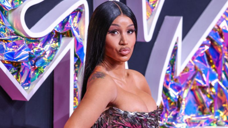 Amerikalı şarkıcı Cardi B'nin Hürrem Sultan hayranlığı devam ediyor