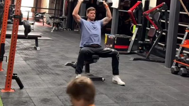 Kıvanç Tatlıtuğ ile oğlu Kurt Efe spora gitti! Yayınlanan videolara yorum yağdı