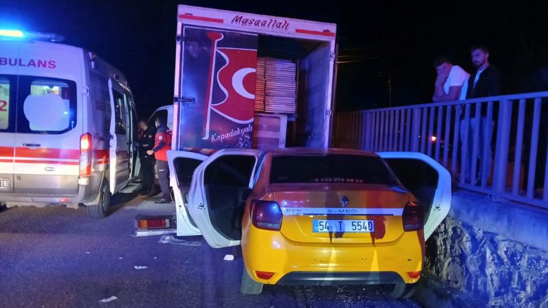 Sakarya'da taksi önündeki kamyonete çarptı