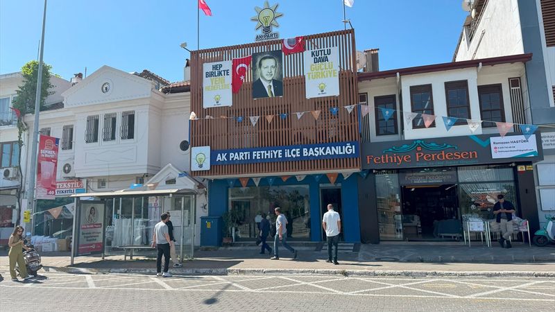 Muğla Fethiye'de AK Parti binasına taşlı saldırı