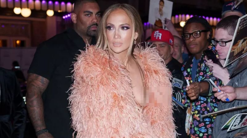 Jennifer Lopez frikik verdi! Tüylü montu kayınca
