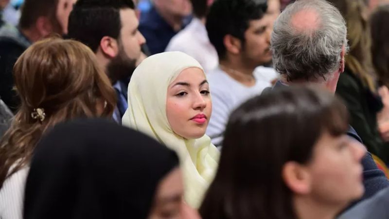 Fransa’da 15 yaş altına başörtüsü yasağı gündemde