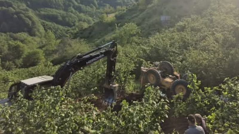 Zonguldak'ta iş makinası şarampole devrildi: Operatör atlayarak kurtuldu