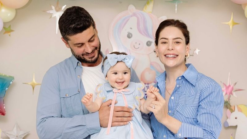 Berk Oktay ve Yıldız Çağrı Atiksoy kızlarının yüzünü gösterdi