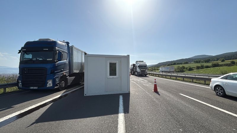 TEM Otoyolu’nda 4 tır birbirine girdi: 2 yaralı