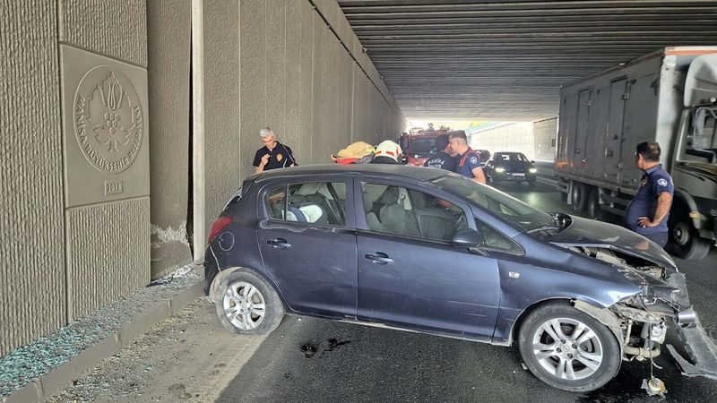 Manisa'da lastiği patlayan otomobil tünel duvarına çarptı