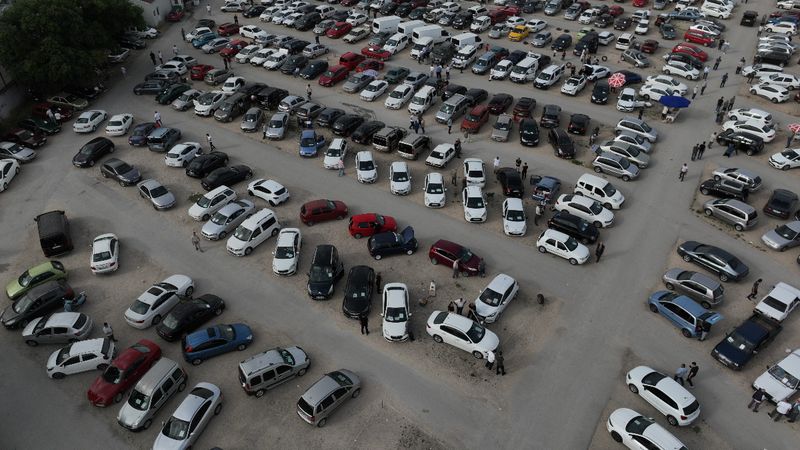 Bursa'da ikinci el oto pazarında bayram havası