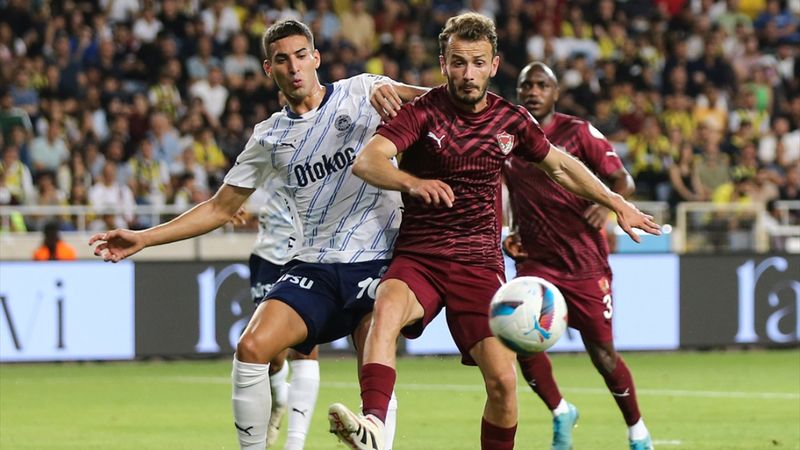 Fenerbahçe’ye sezonun ilk kırmızı kartı: Mert Müldür tarihe geçti