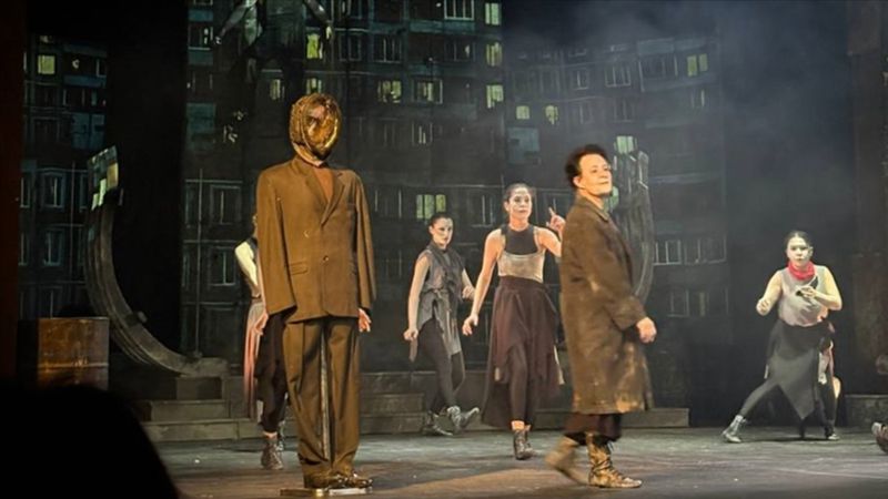 Devlet Tiyatroları St. Petersburg'da sahneledikleri Medea Material oyunuyla ayakta alkışlandı