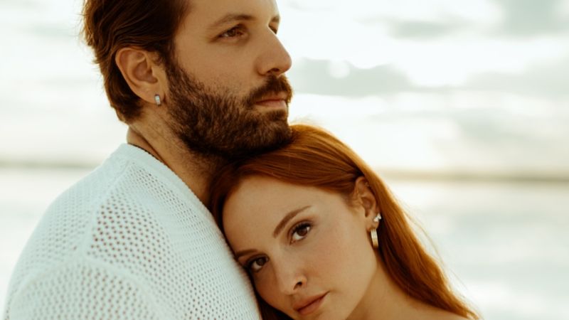 Hamile Başak Gümülcinelioğlu'ndan karnı burnunda poz geldi