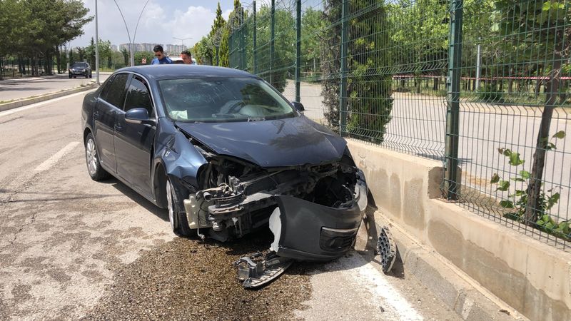 Elazığ’da otomobil duvara çarptı: 1 yaralı