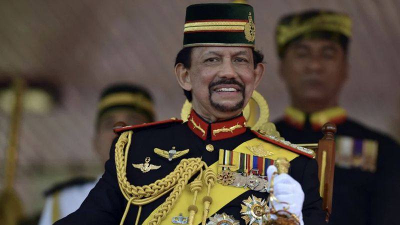 Brunei'de dünyanın en zengin hükümdarı hastanelik oldu