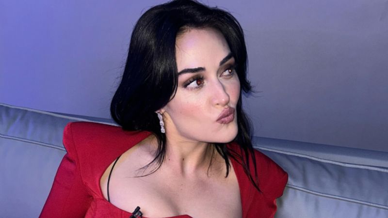 Esra Bilgiç kırmızı elbisesiyle mest etti! İşte beğeni toplayan pozlar...