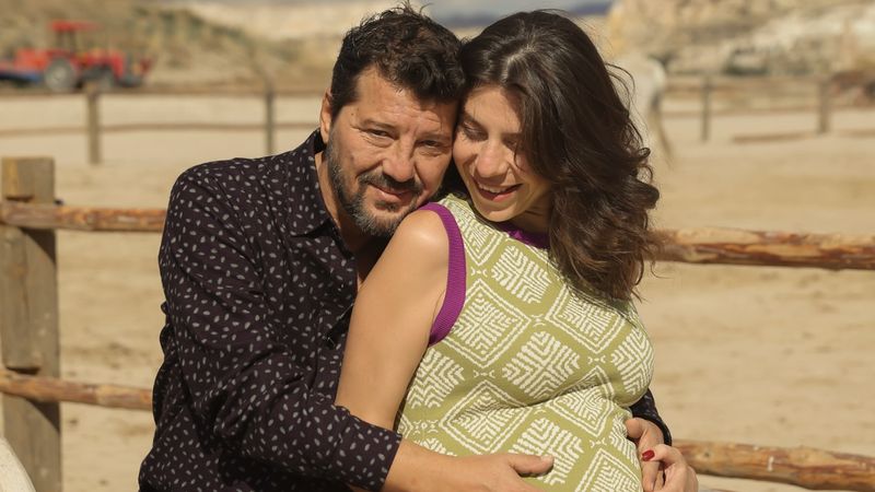 İlk kez baba olmuştu! Oyuncu İlker Aksum kızının yüzünü gösterdi