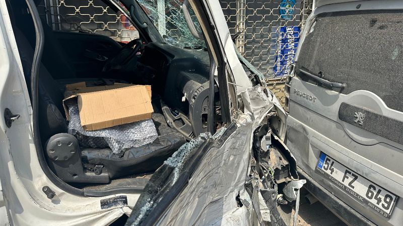 Sakarya'da kontrolden çıkan kamyonet, 5 araca ve duvara çarptı