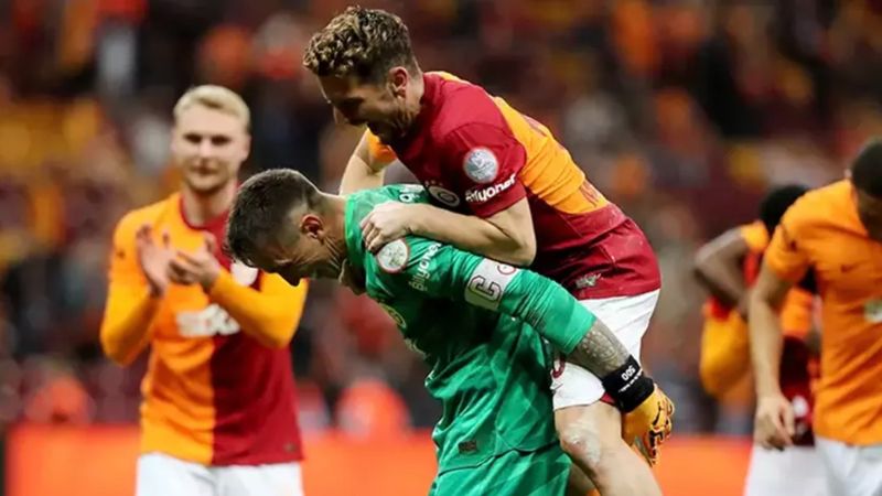 Dries Mertens ve Fernando Muslera veda maçına çıkıyor