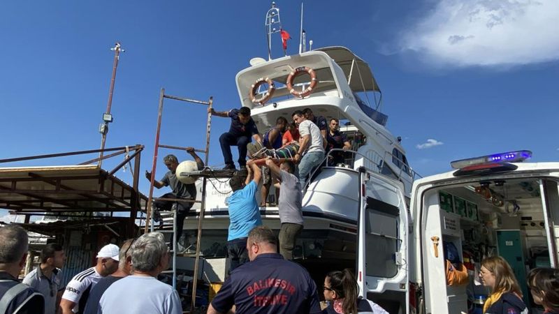 Balıkesir'de lüks yatın bakımını yaparken güverteden düşen kişi yaralandı