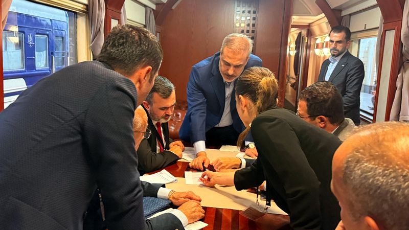 Hakan Fidan, Kiev'den trenle döndü