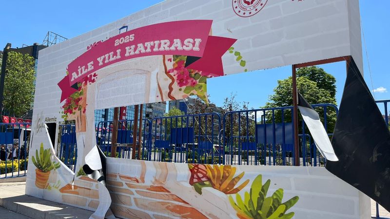 Aile ve Sosyal Hizmetler Bakanlığı 'Aile Yılı' panosuna zarar veren gençlerle görüştü