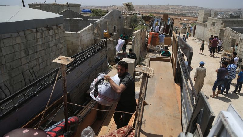 Binlerce Suriyeli, evlerine dönmeye devam ediyor