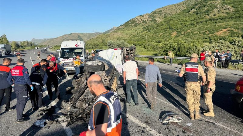 Bitlis'te minibüs ile otomobil çarpıştı: 2 ölü