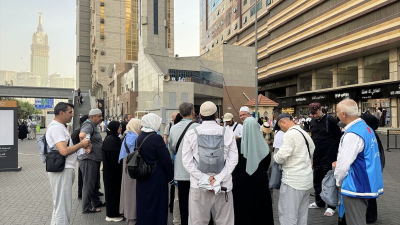 Mekke’de hacı adaylarının kutsal ziyaretleri sürüyor