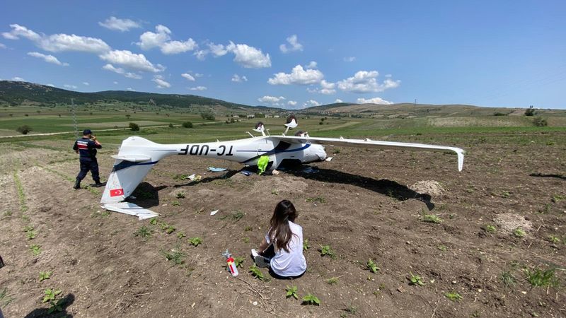 Bilecik'te eğitim uçağı iniş sırasında ters döndü
