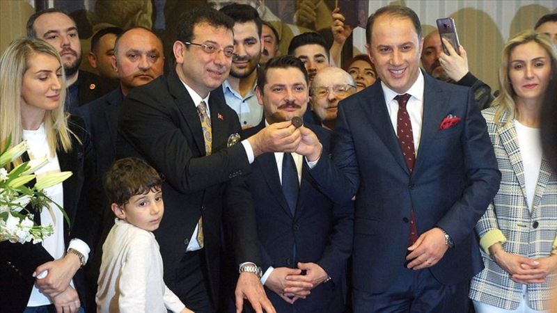 Yolsuzluk soruşturmasında tutuklanan Murat Çalık dahil 8 kişi İzmir'e sevk ediliyor