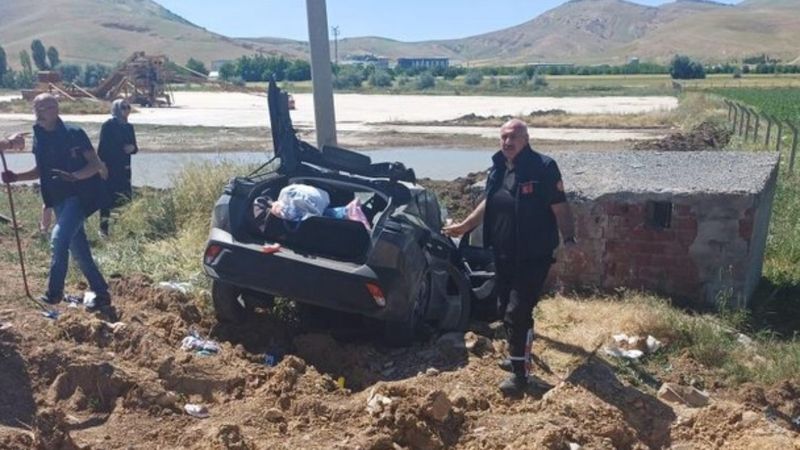 Elazığ’da otomobil şarampole uçtu: 4 yaralı