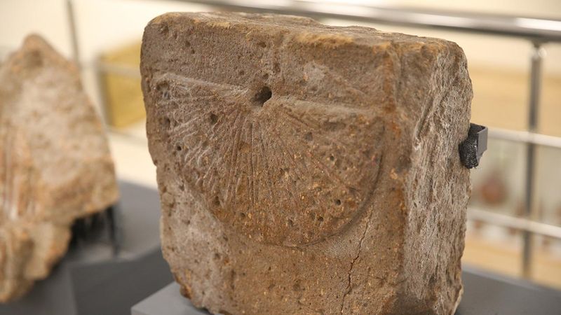 Kars'ta kazılarda bulunan yaklaşık 1000 yıllık güneş saati görücüye çıktı