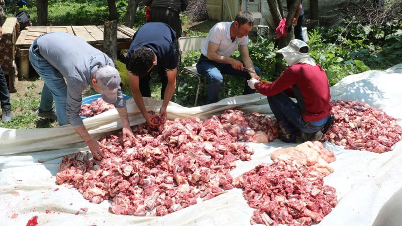 Hakkari'de asırlık gelenek: Kurban eti 200 haneye eşit dağıtıldı