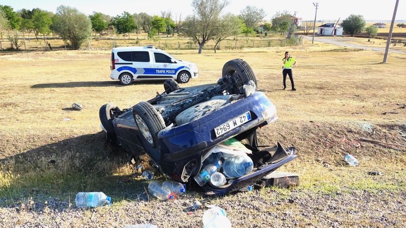 Konya'da yaşlı sürücü virajı alamayınca takla attı: 2 yaralı